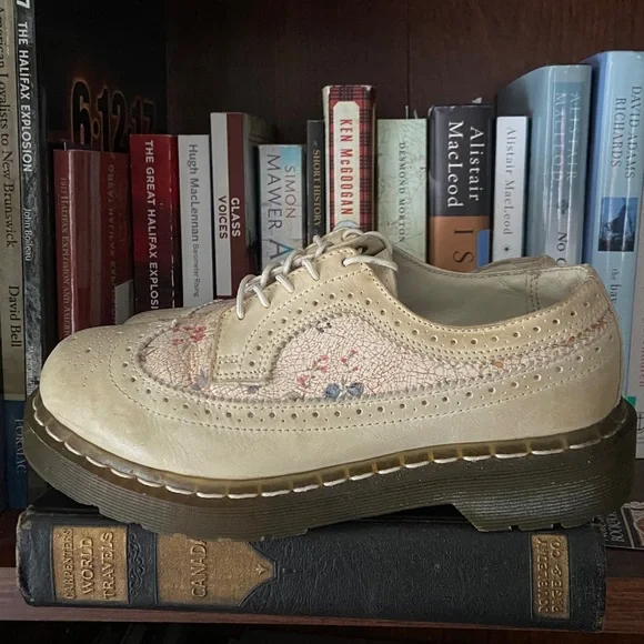 Dr. Martens Floral Crackle Brogue Wingtip Bone 12368 Oxford Shoes Women's Size 6 - Picture 2 of 16